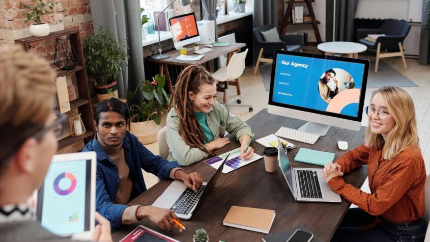 Key Factors in Selecting a Software Development Agency for Businesses